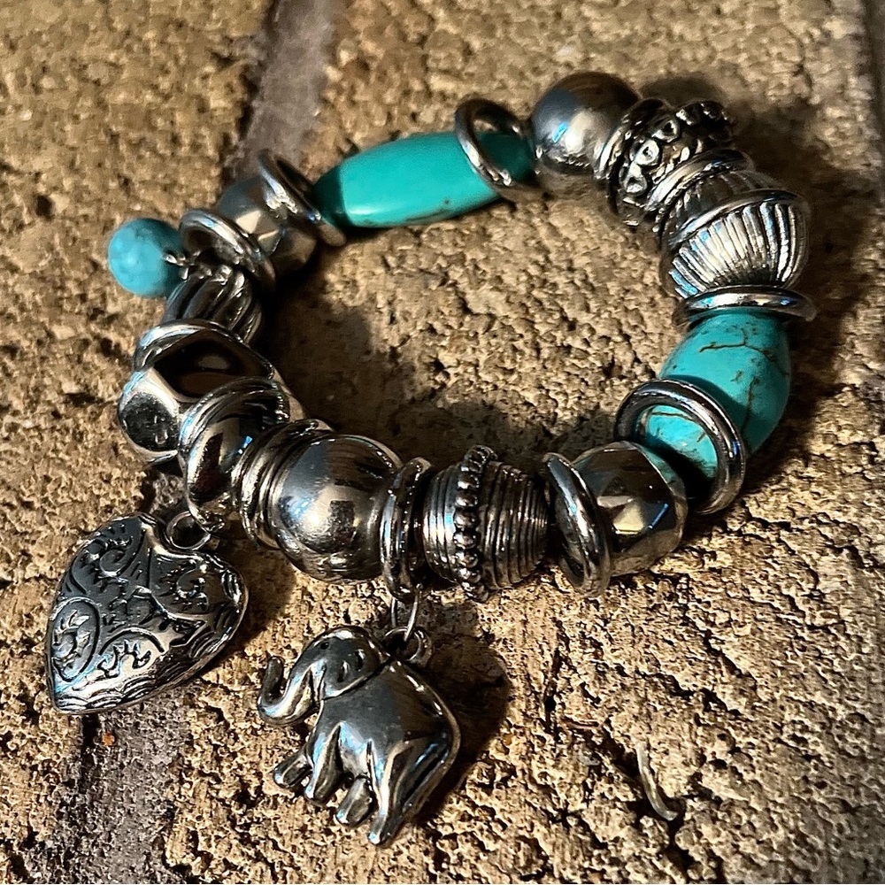 Turquoise necklace and stretch bracelet - Picture 3 of 5